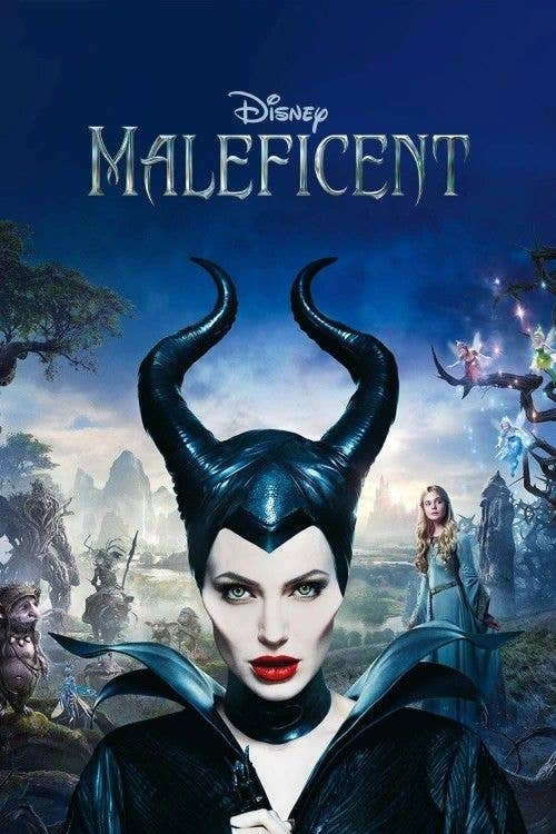 Cartel de la película &quot;Maléfica&quot; mostrando a la protagonista con su característico tocado de cuernos y fondo de bosque mágico con personajes secundarios