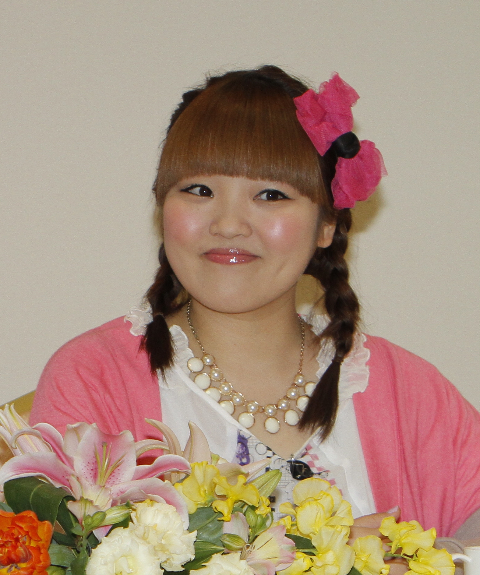 上戸彩さんが始球式「緊張しすぎて」 黒パンツで豪快ワイン