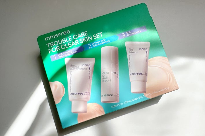 イニスフリートラブルケアセットのパッケージ、クレンジングフォーム、アンプル、クリームが含まれています。