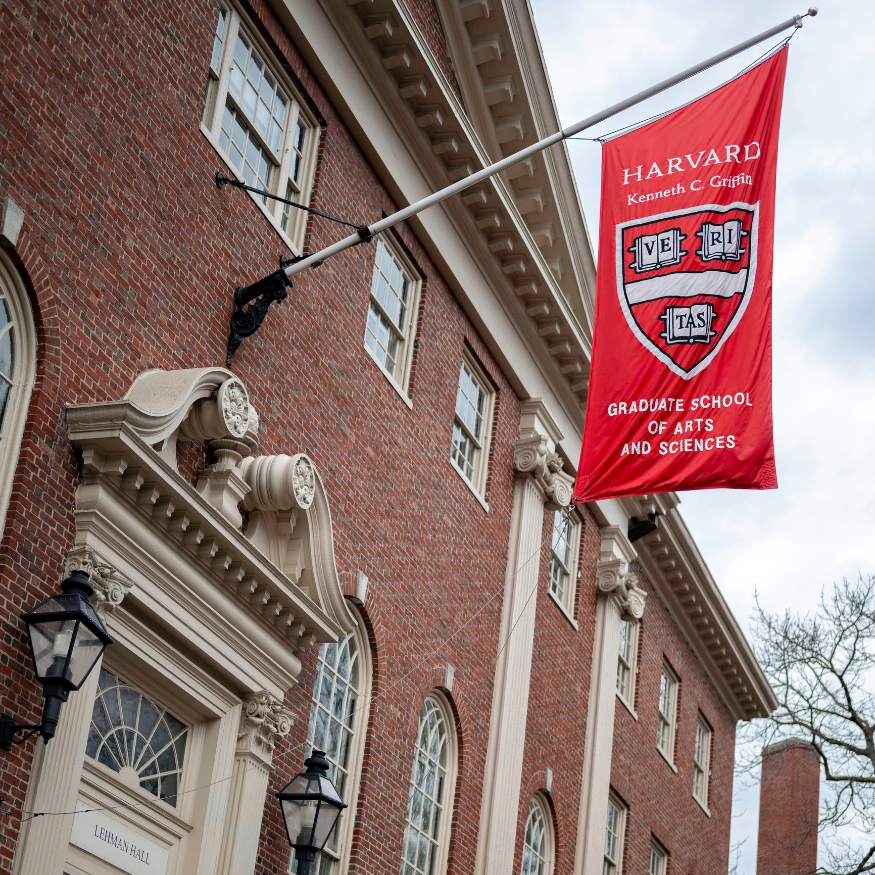 Har Vard University's Graduate School of Arts and Sciences Flag henger på bygningenes ytre med intrikate arkitektoniske detaljer synlig