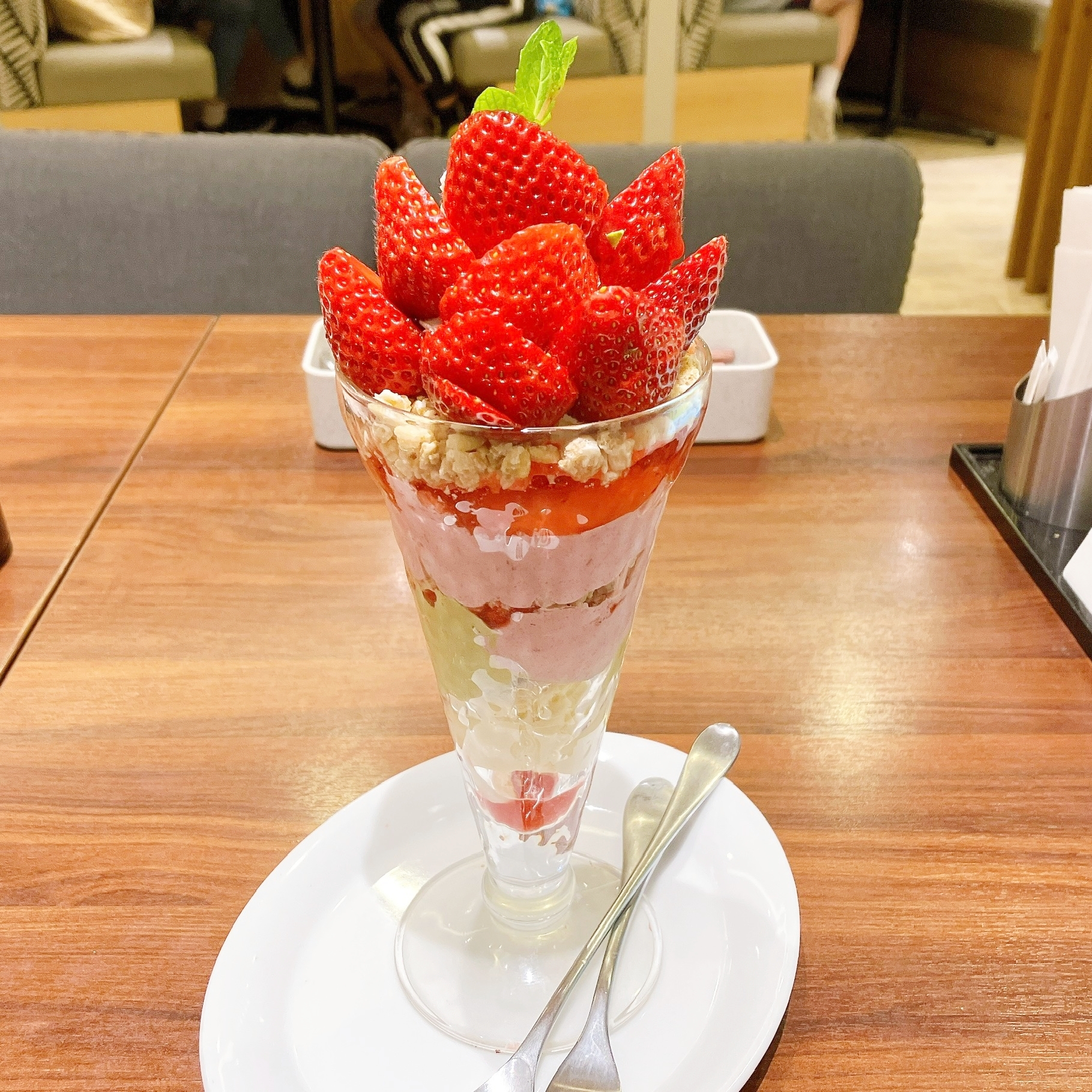 最後の一口まで美味しい…！デニーズの『イチゴづくしパフェ