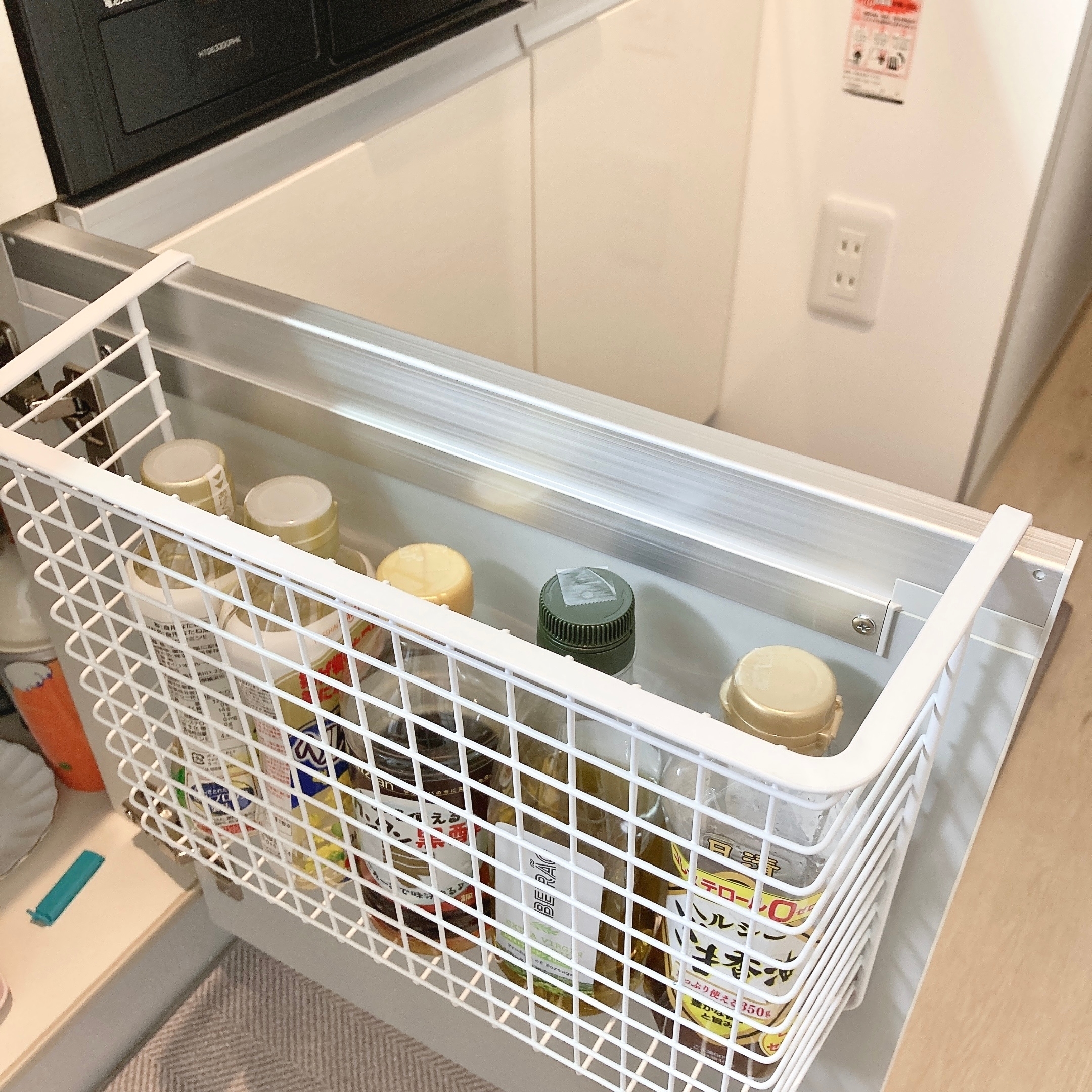ニトリは天才か…？部屋ゴチャゴチャが解決する「浮かせる収納