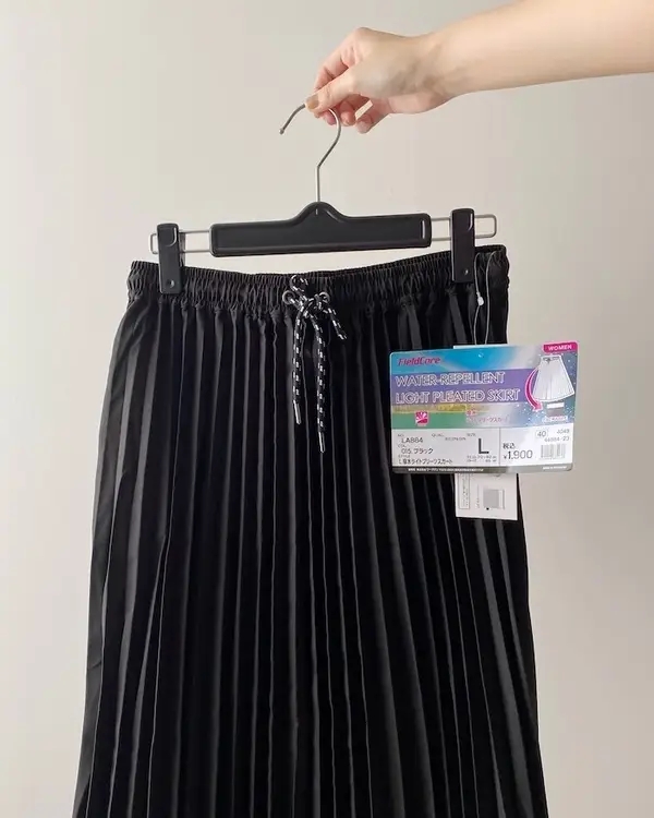 ワークマンの「レディース撥水ライトプリーツスカート」