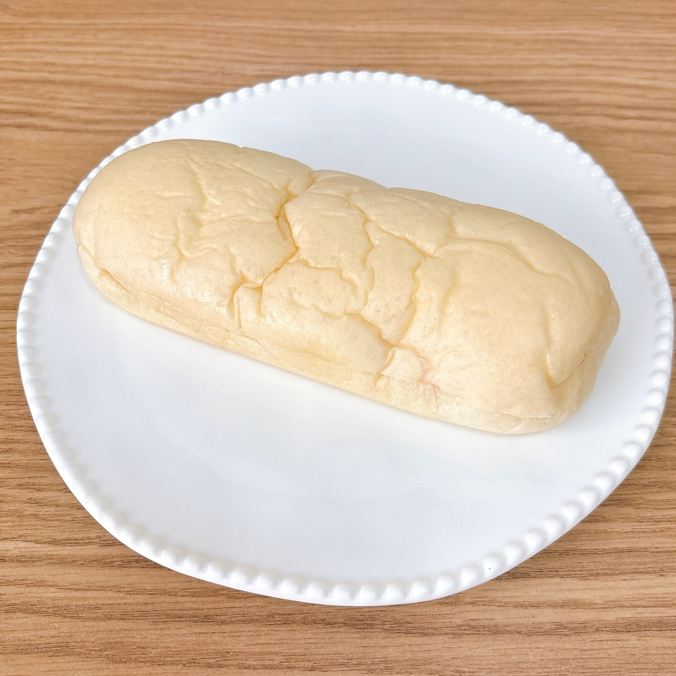 白いパンが白い皿に乗っている。