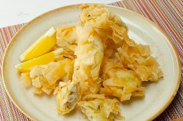 皿に盛られた天ぷらとレモンのスライス。