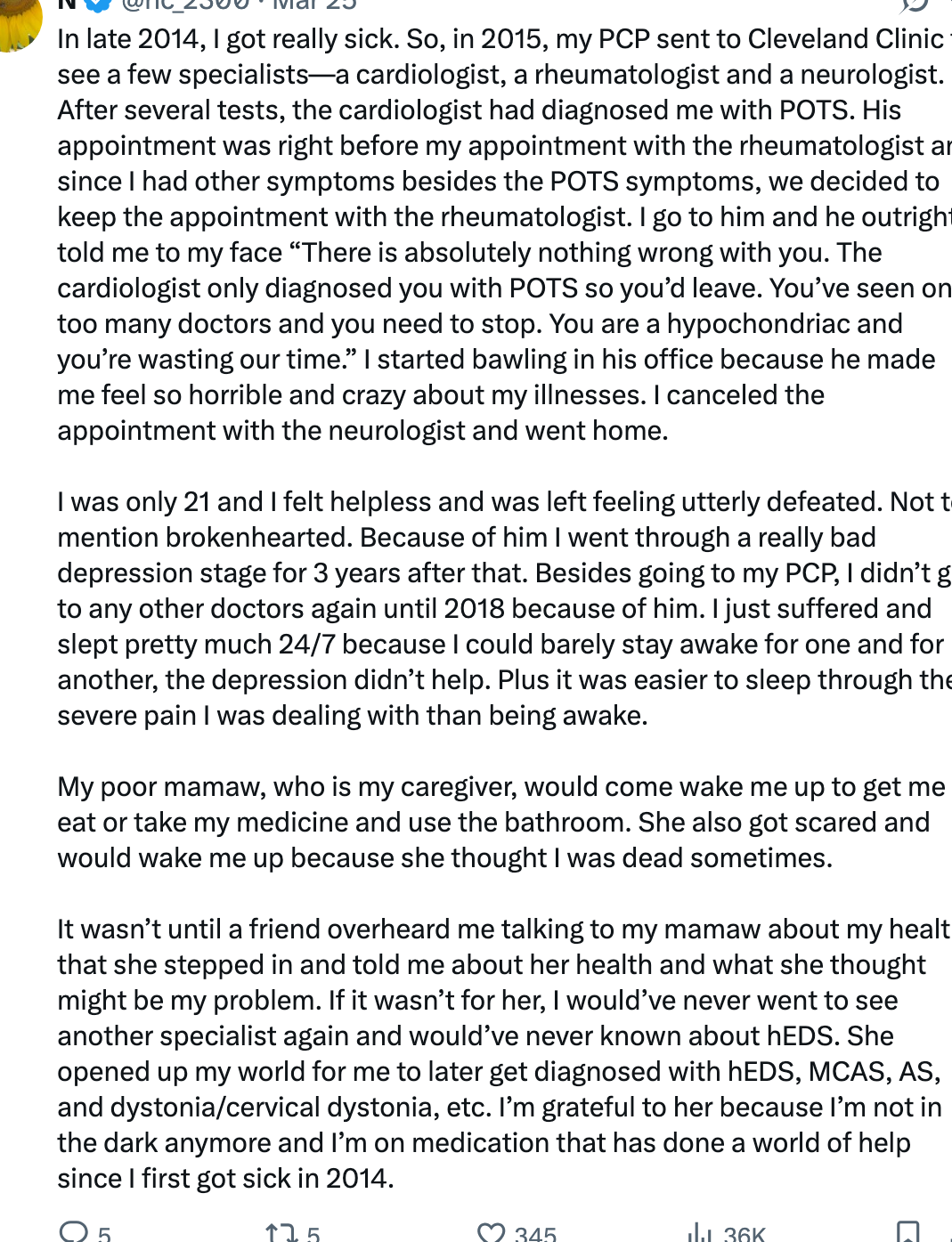 Sammendrag av tekst: Brukeren deler sin helseturkamp siden 2014, og beskriver interaksjoner med flere spesialister, en feildiagnose og eventuell diagnose av HEDS og MCAS. De uttrykker frustrasjon og takknemlighet for støttende venner