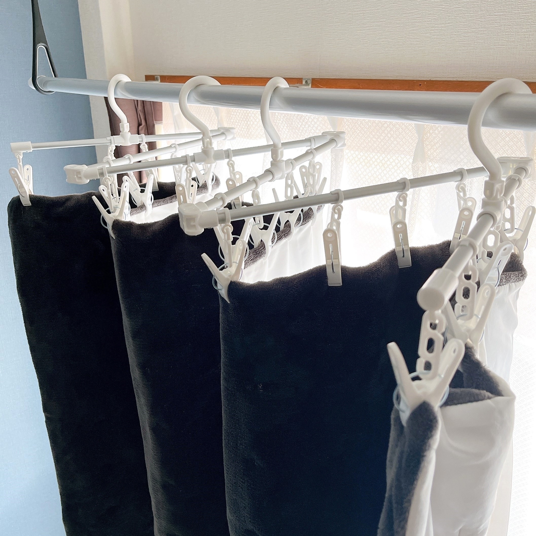 ニトリ「シーツが干せる伸縮アルミハンガー（24ピンチ）」