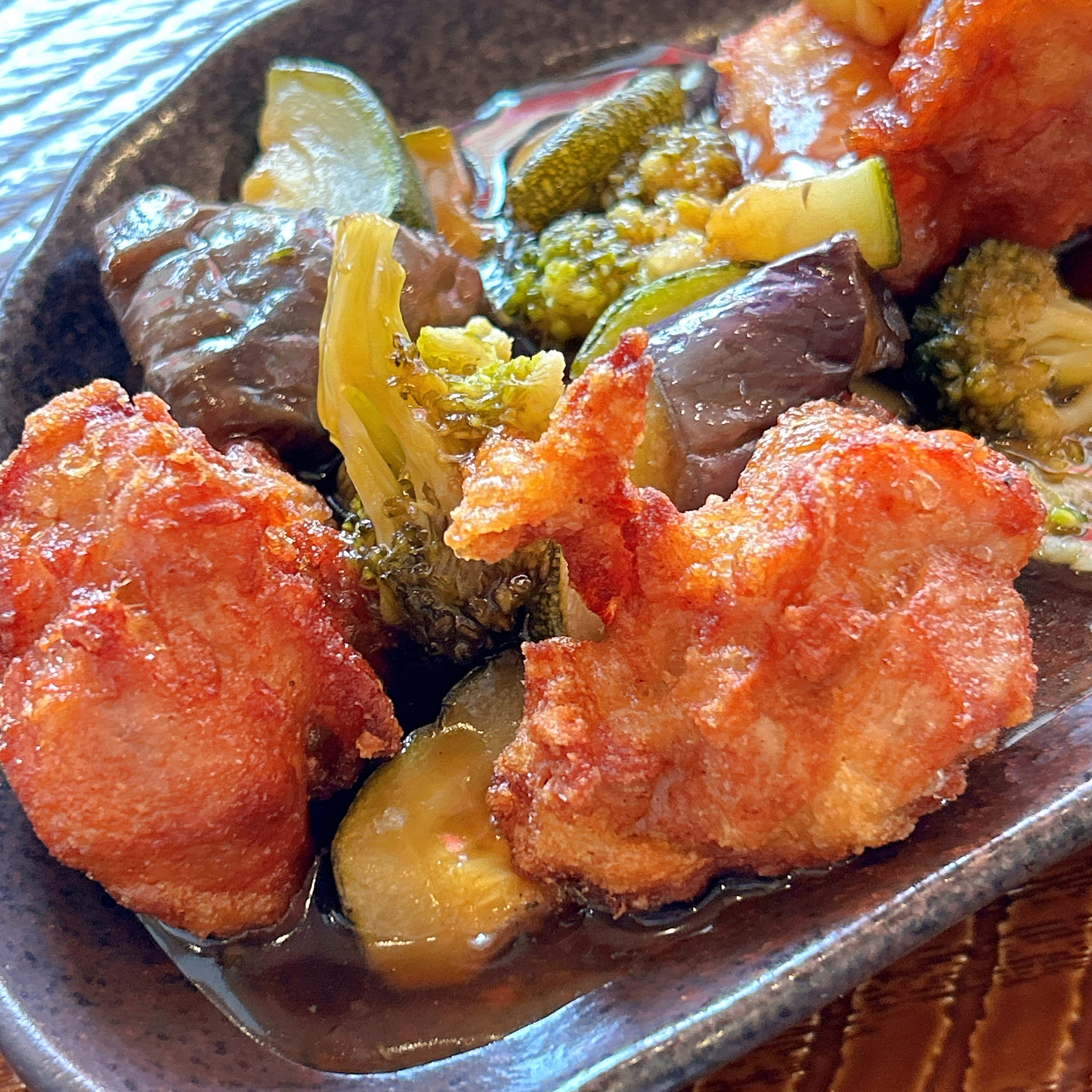 ガストの「お好み和膳 彩り野菜の黒酢から揚げ」