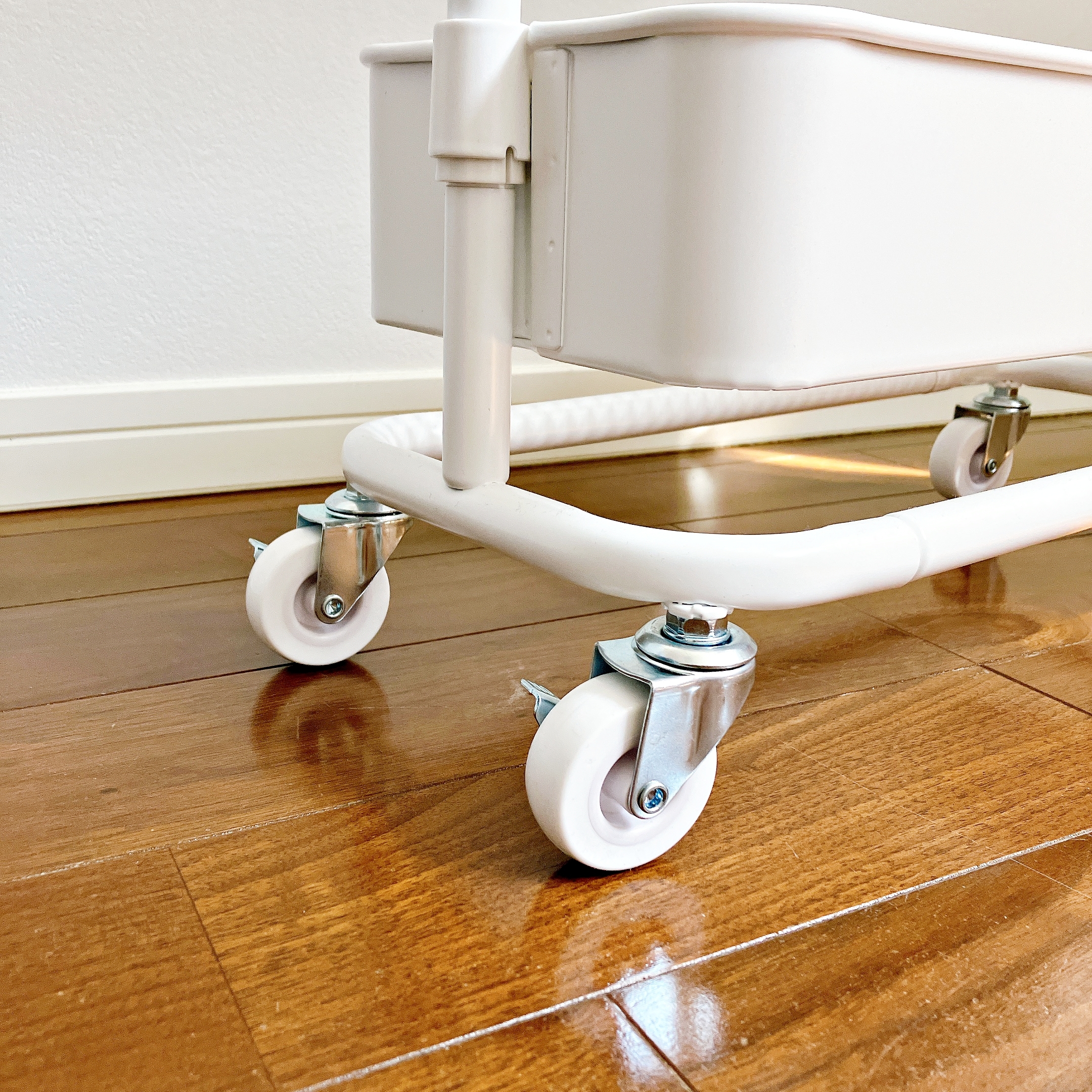 ニトリの「【隙間収納】スチールワゴントロリスリム 蓋トレー付き2点セットWH」