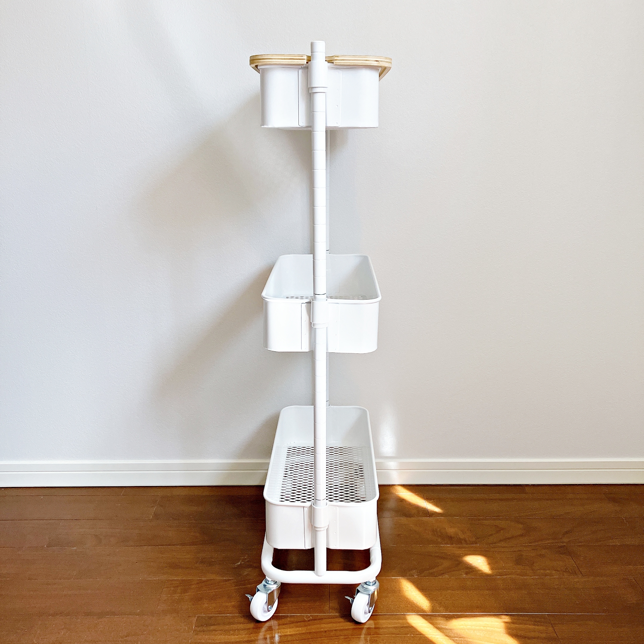 ニトリの「【隙間収納】スチールワゴントロリスリム 蓋トレー付き2点セットWH」