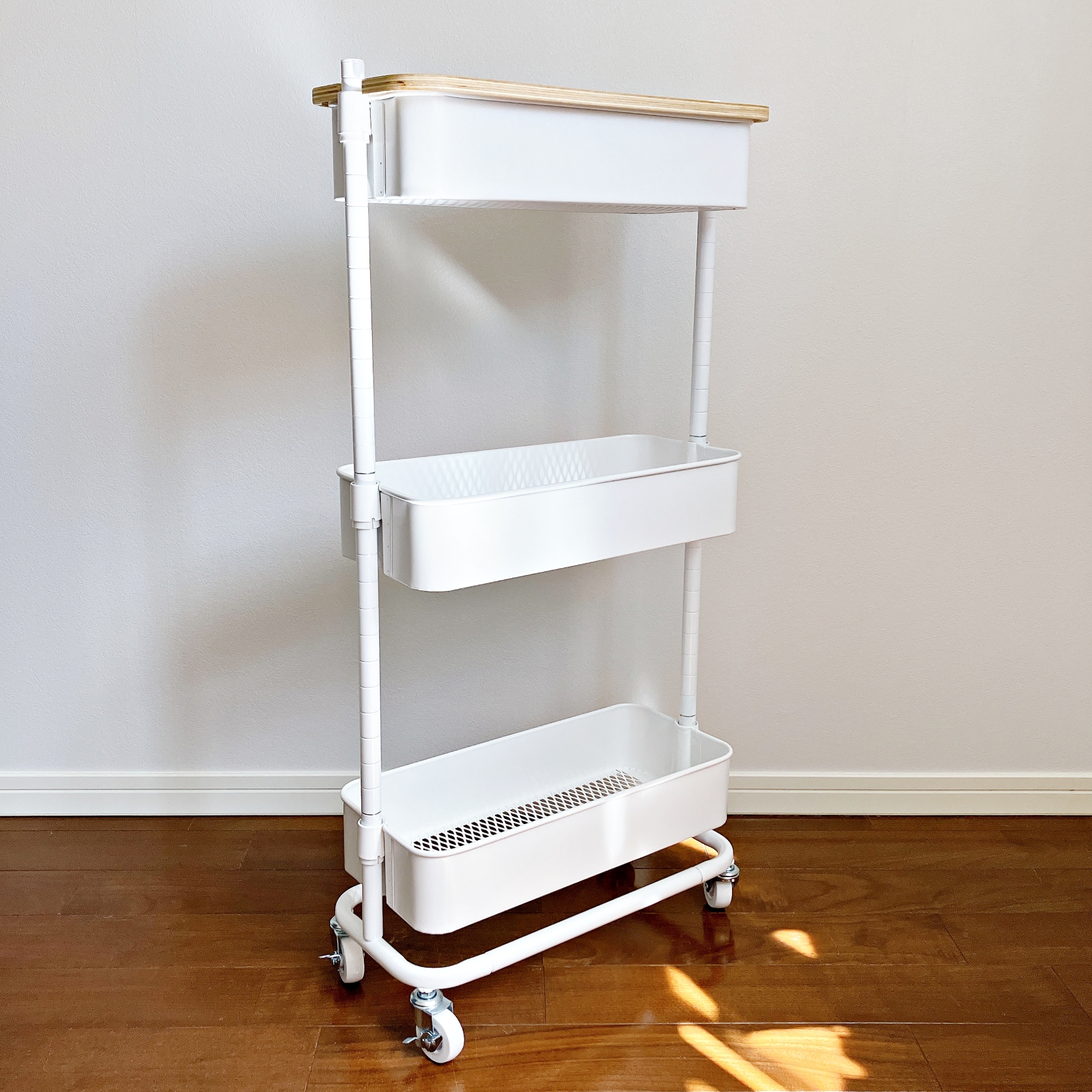 ニトリの「【隙間収納】スチールワゴントロリスリム 蓋トレー付き2点セットWH」