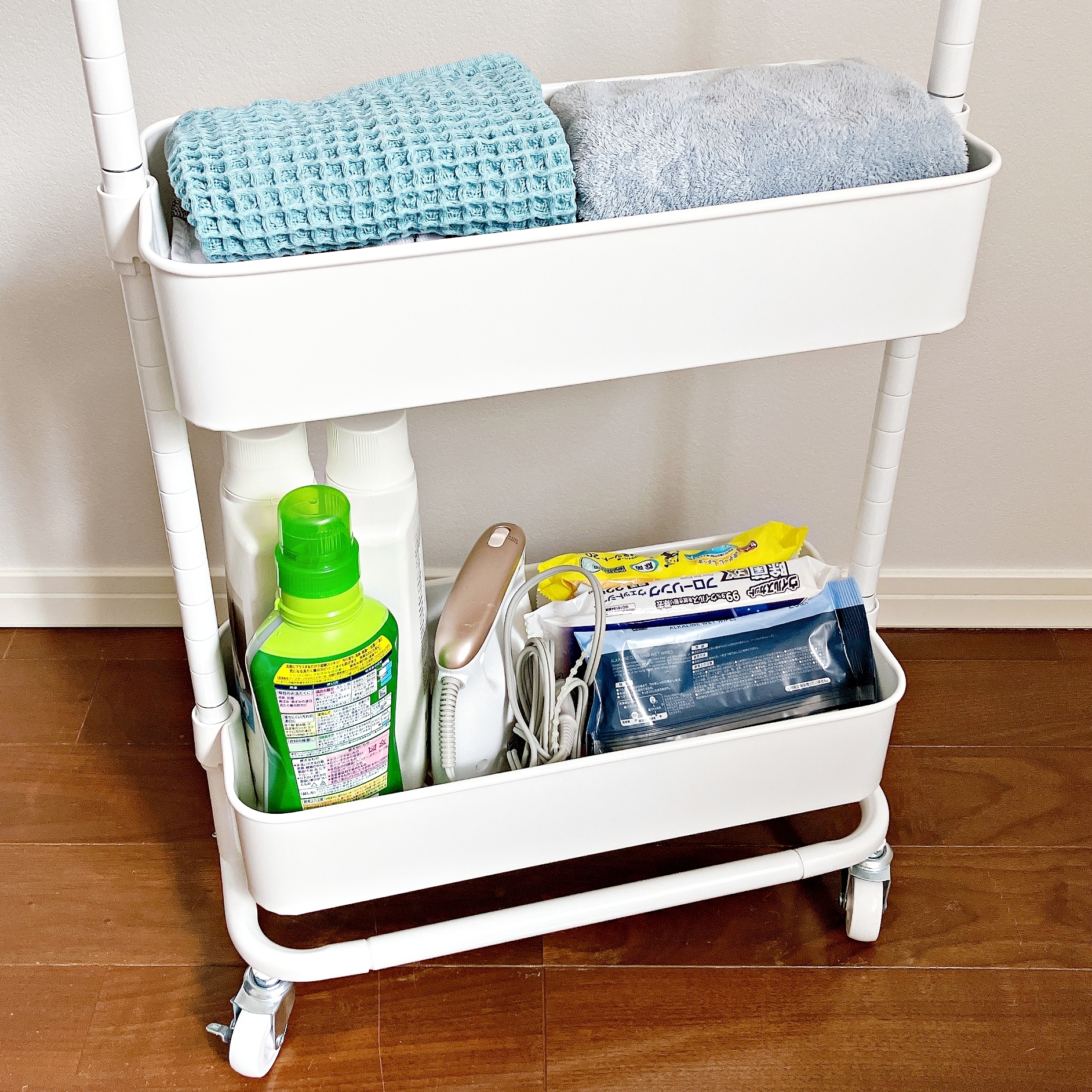 ニトリの「【隙間収納】スチールワゴントロリスリム 蓋トレー付き2点セットWH」