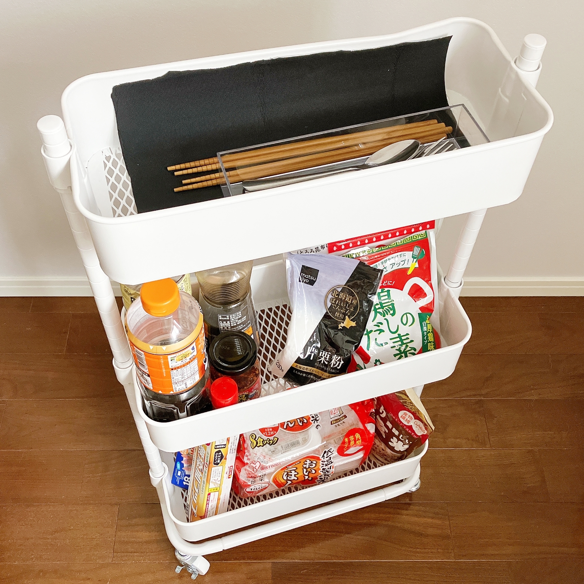 ニトリの「【隙間収納】スチールワゴントロリスリム 蓋トレー付き2点セットWH」