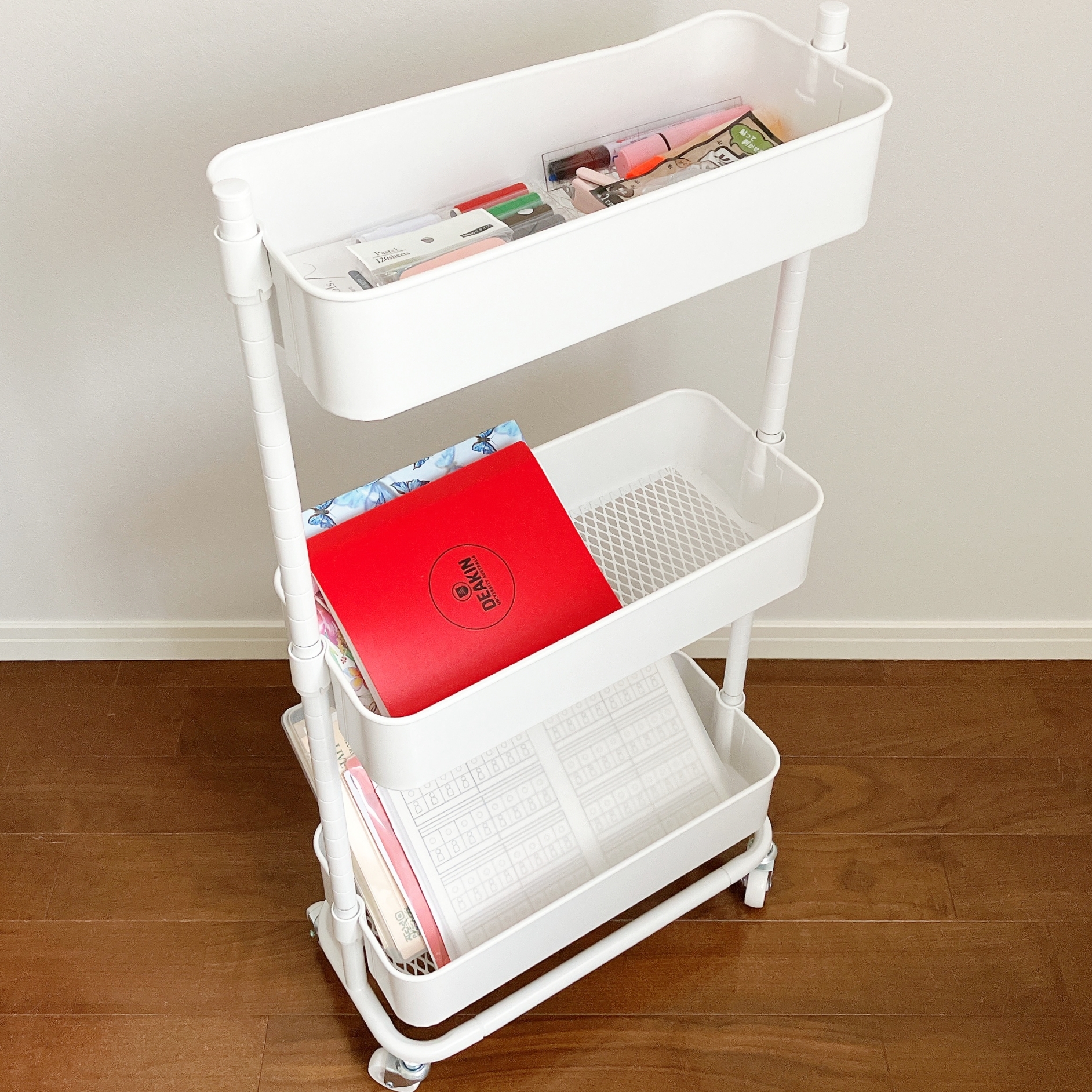 ニトリの「【隙間収納】スチールワゴントロリスリム 蓋トレー付き2点セットWH」