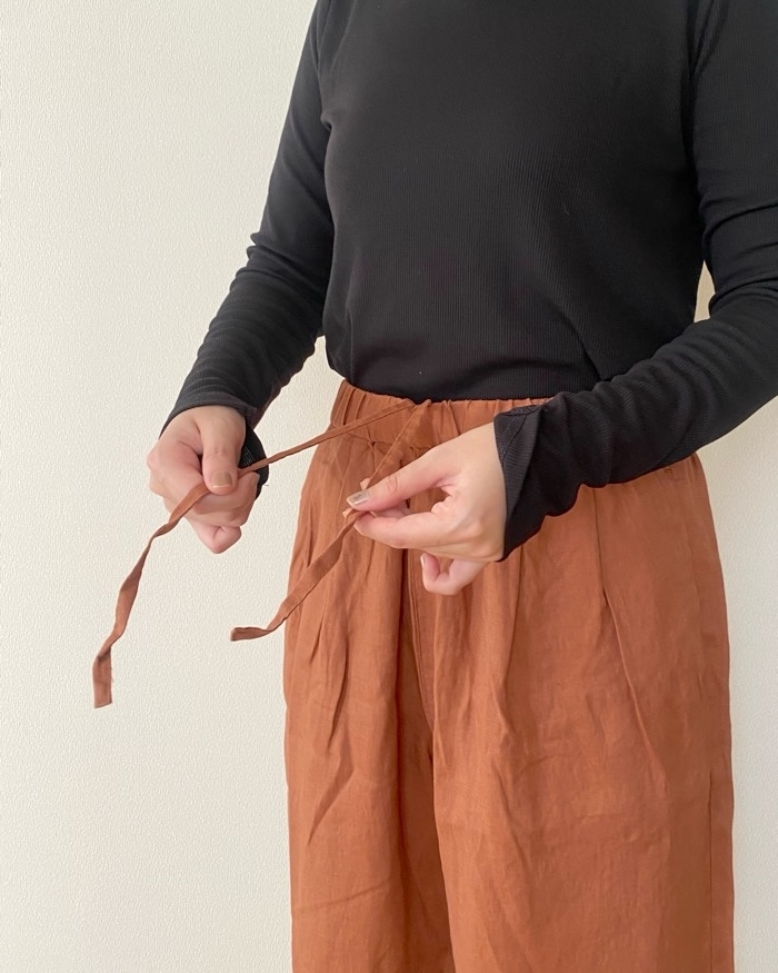 無印良品の「婦人 リネン 洗いざらしイージーワイドパンツ」