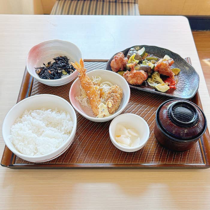 ガストの「お好み和膳 彩り野菜の黒酢から揚げ」