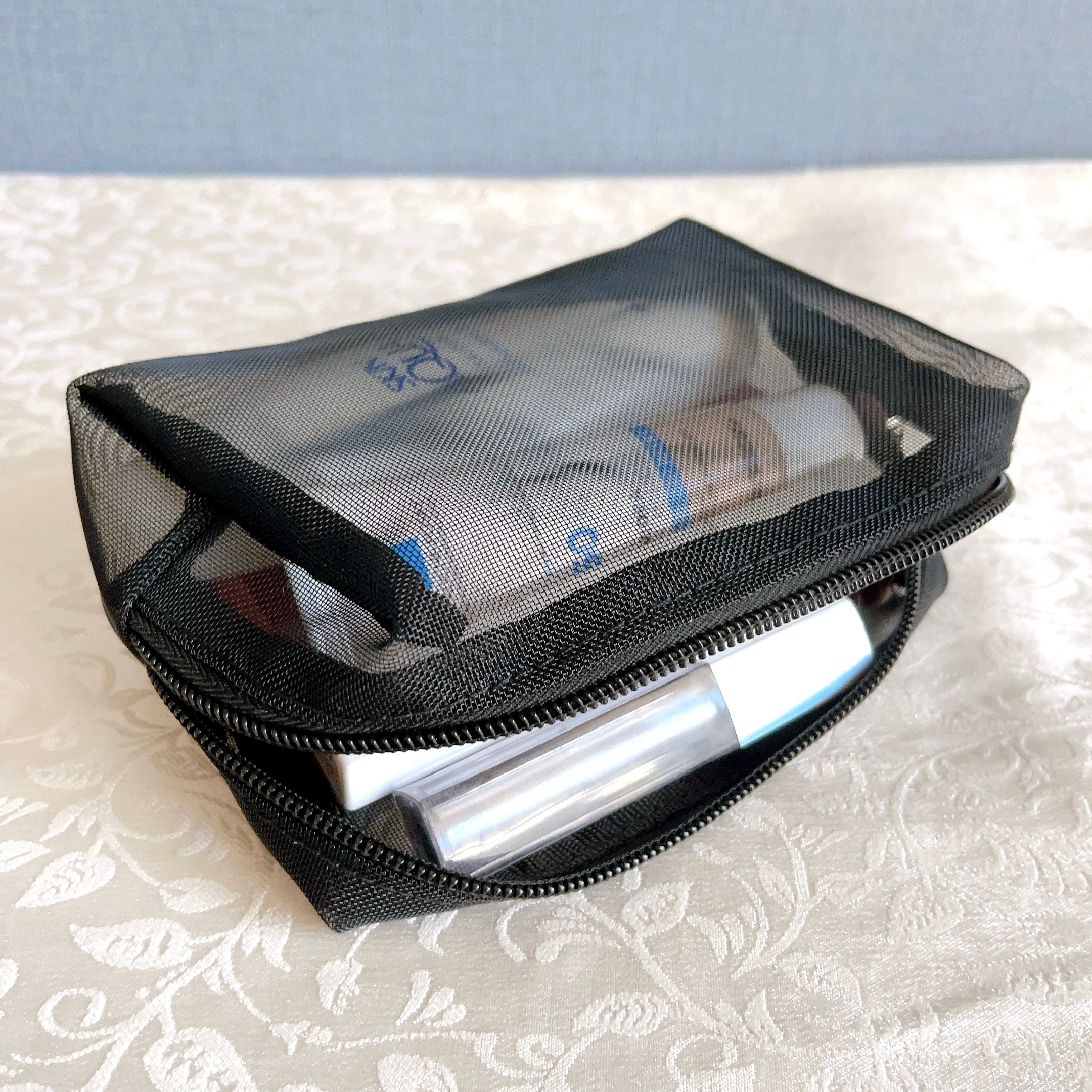 ダイソーの「メッシュポーチ(スクエア、ブラック)」