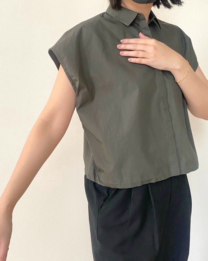 ユニクロの「クロップドシャツ/ノースリーブ」