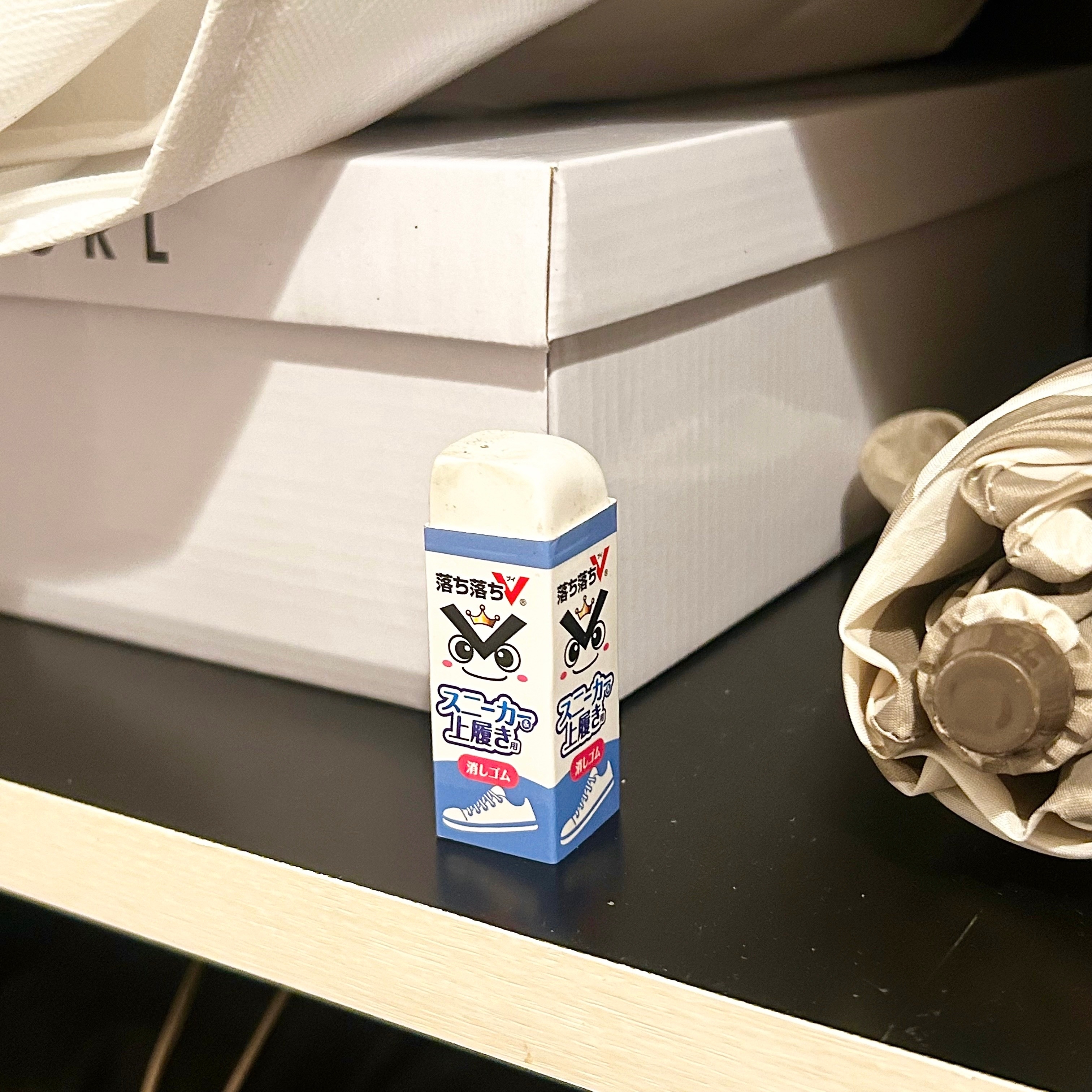 DAISO(ダイソー)の「スニーカー&上履き用消しゴム(落ち落ちV)」