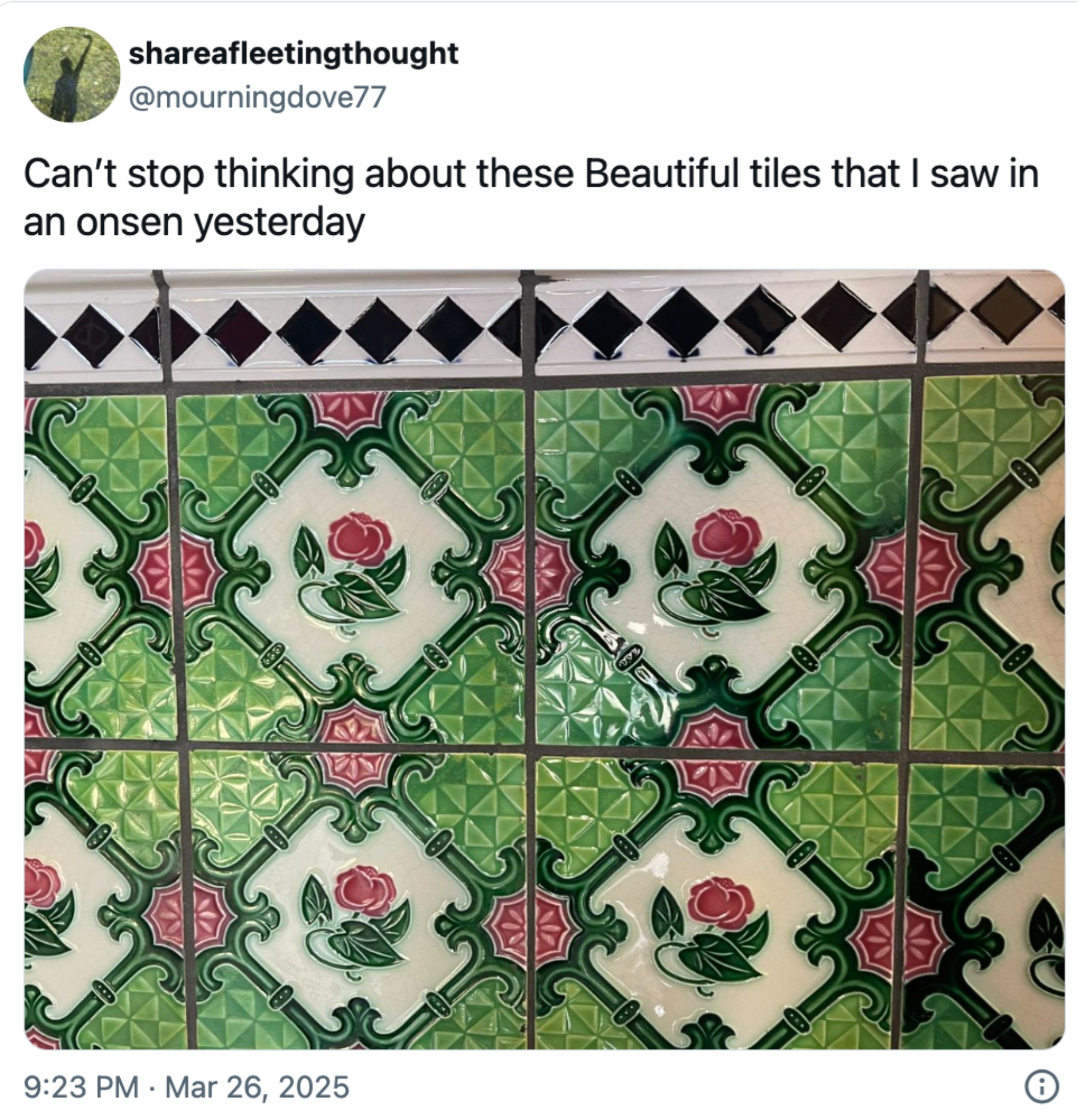 Foto av dekorative fliser med blomster- og geometriske mønstre, delt på sosiale medier. Tekst nevner at flisene ble sett i en onsen