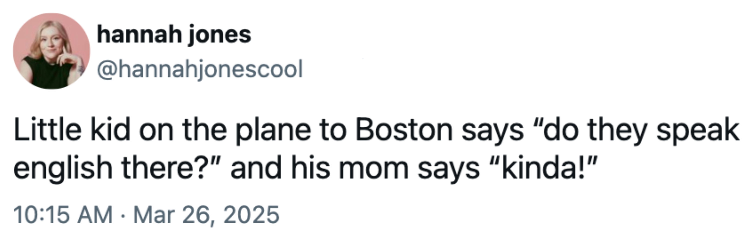 Tweet av Hannah Jones: & quot; Little Kid on the Plane to Boston sier ' Snakker de engelsk der? ' Og moren hans sier ' Kinda! ' & quot;