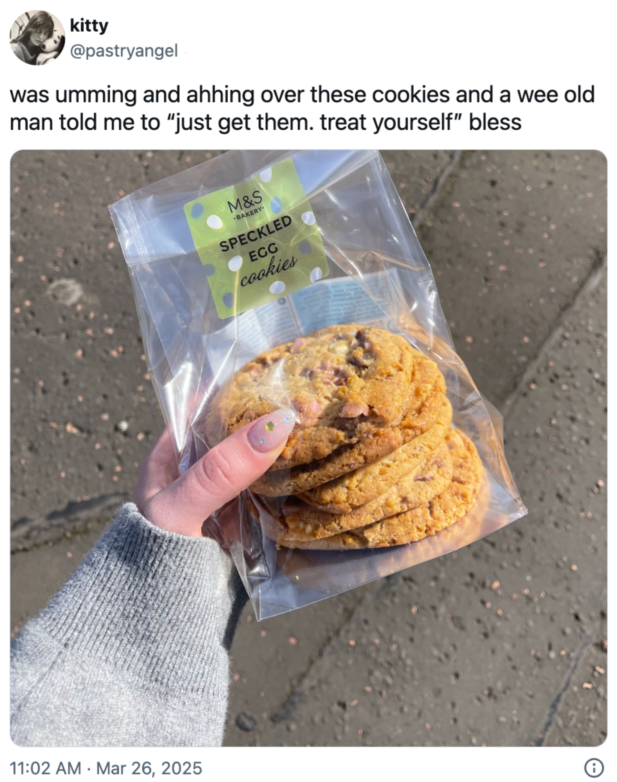 En hånd inneholder en pakke med flekkete eggekaker. Tweet -teksten beskriver å bestemme seg for å kjøpe dem etter en eldre manns råd til & quot; behandle deg selv. & Quot;