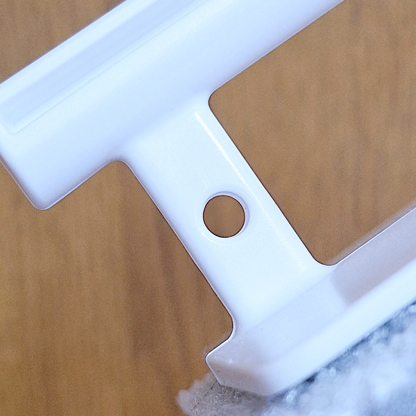 スリーコインズ「汚れをかき出すハンディタイルブラシ」