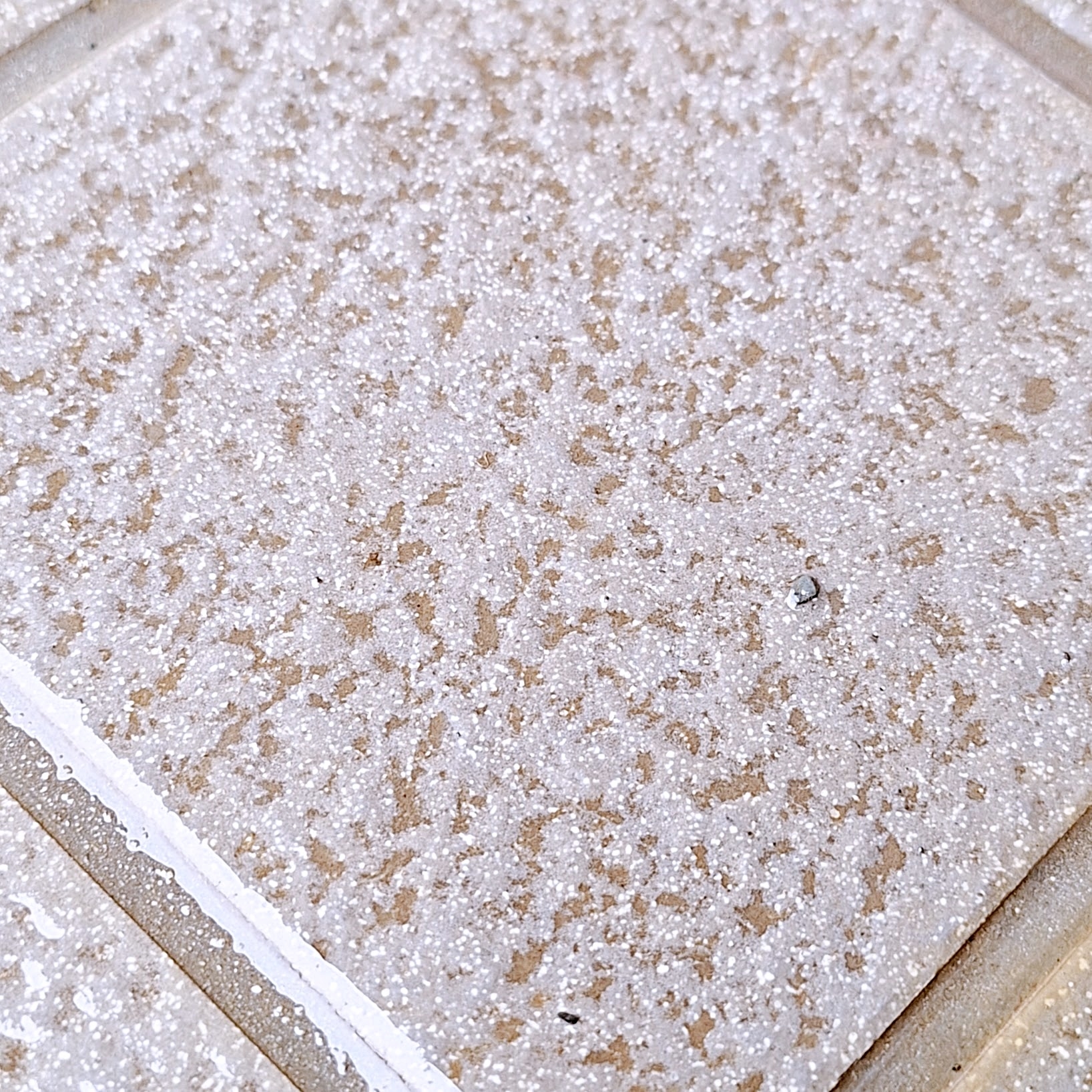 ざらざらしたタイルの接写。手触りを強調したデザイン。