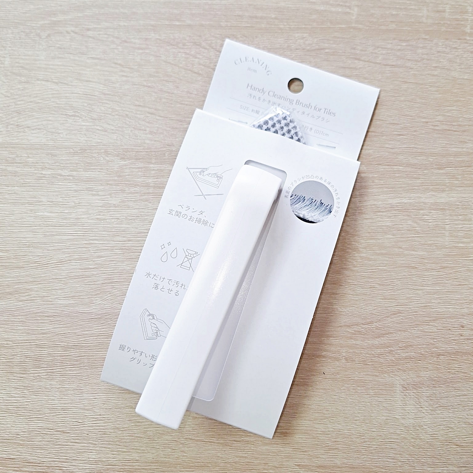 タイル掃除用ハンドクリーニングブラシの梱包。イラストと使用方法が描かれている。