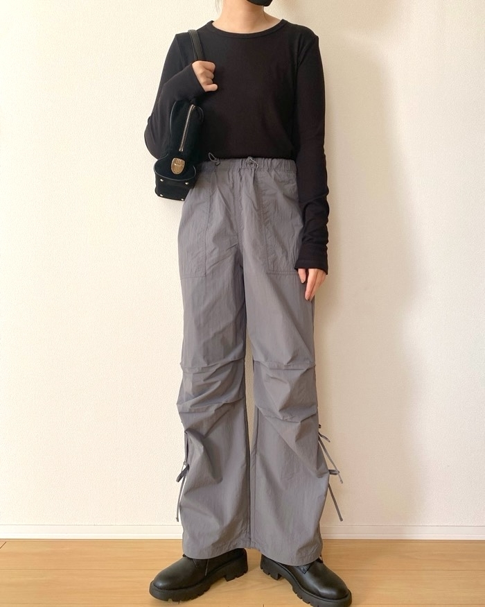 GUの「テックプルオンパンツ」