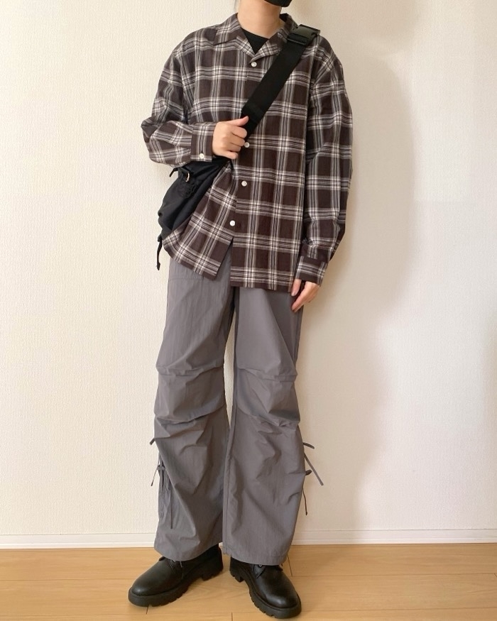 GUの「テックプルオンパンツ」