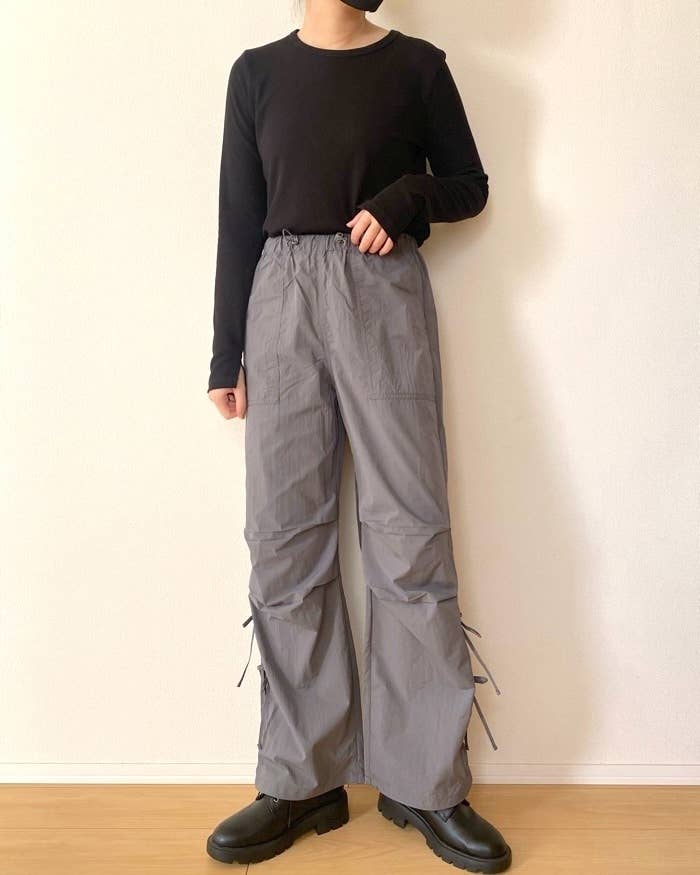 GUの「テックプルオンパンツ」