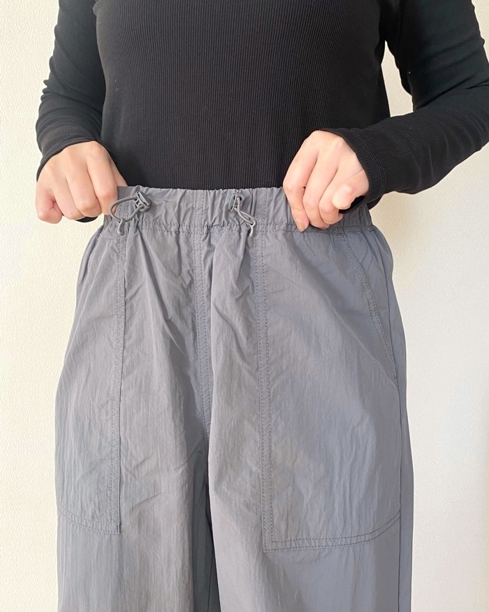 GUの「テックプルオンパンツ」