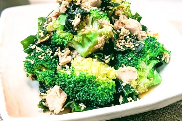 ブロッコリーとツナのサラダ、ゴマがトッピングされています。