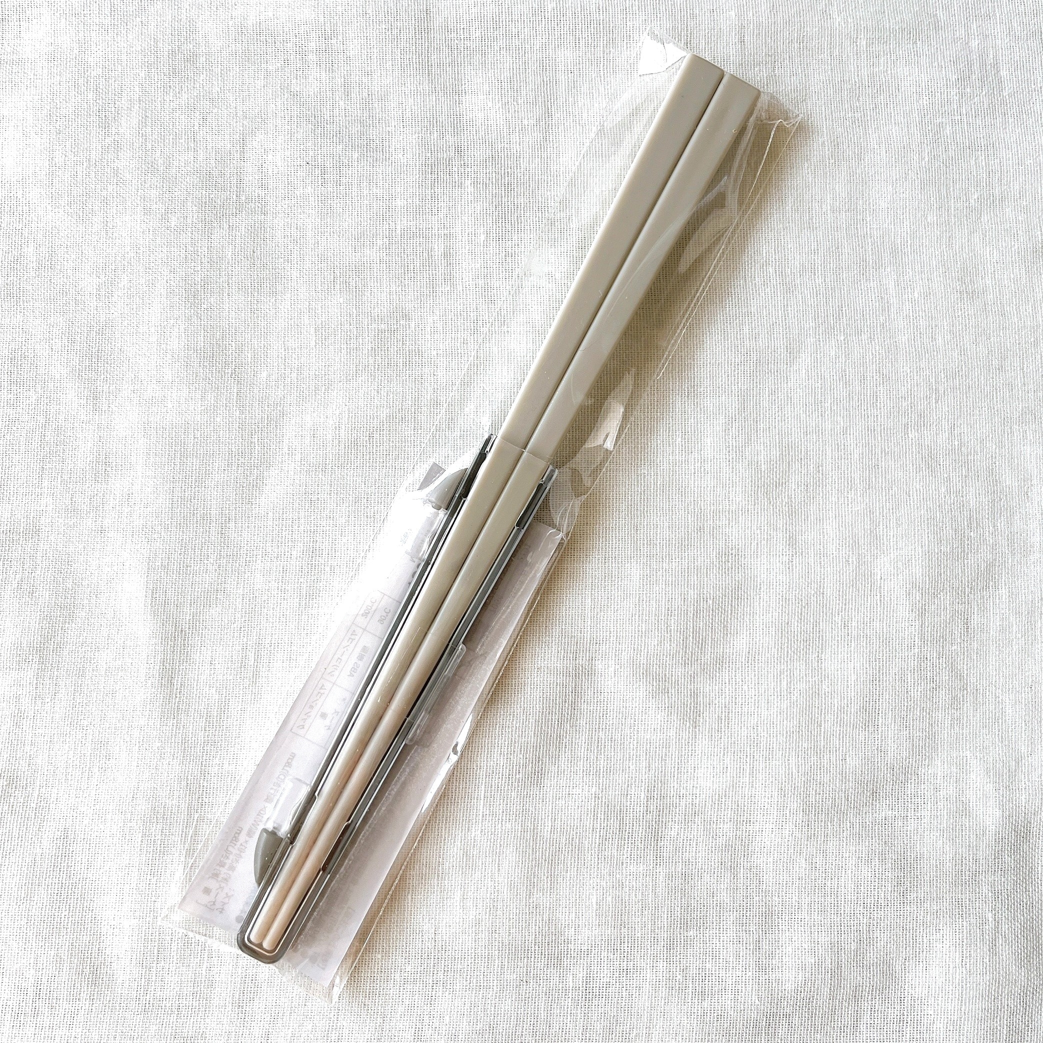 包装された金属製の箸が袋に入っています。