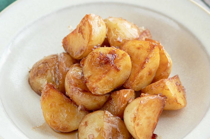 皿に盛られた焼きポテトの料理。