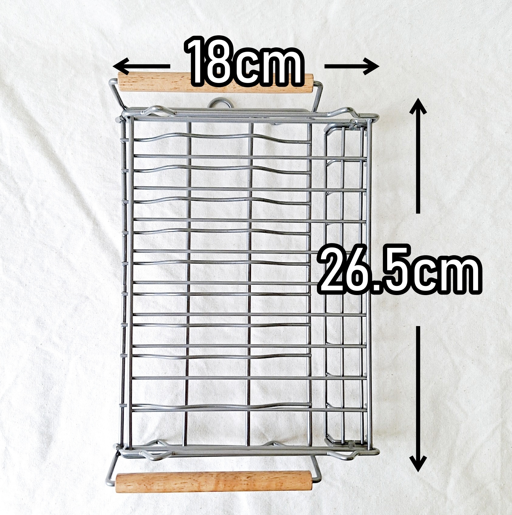 長方形のメタルバスケット。サイズは18cm x 26.5cmが表示されています。