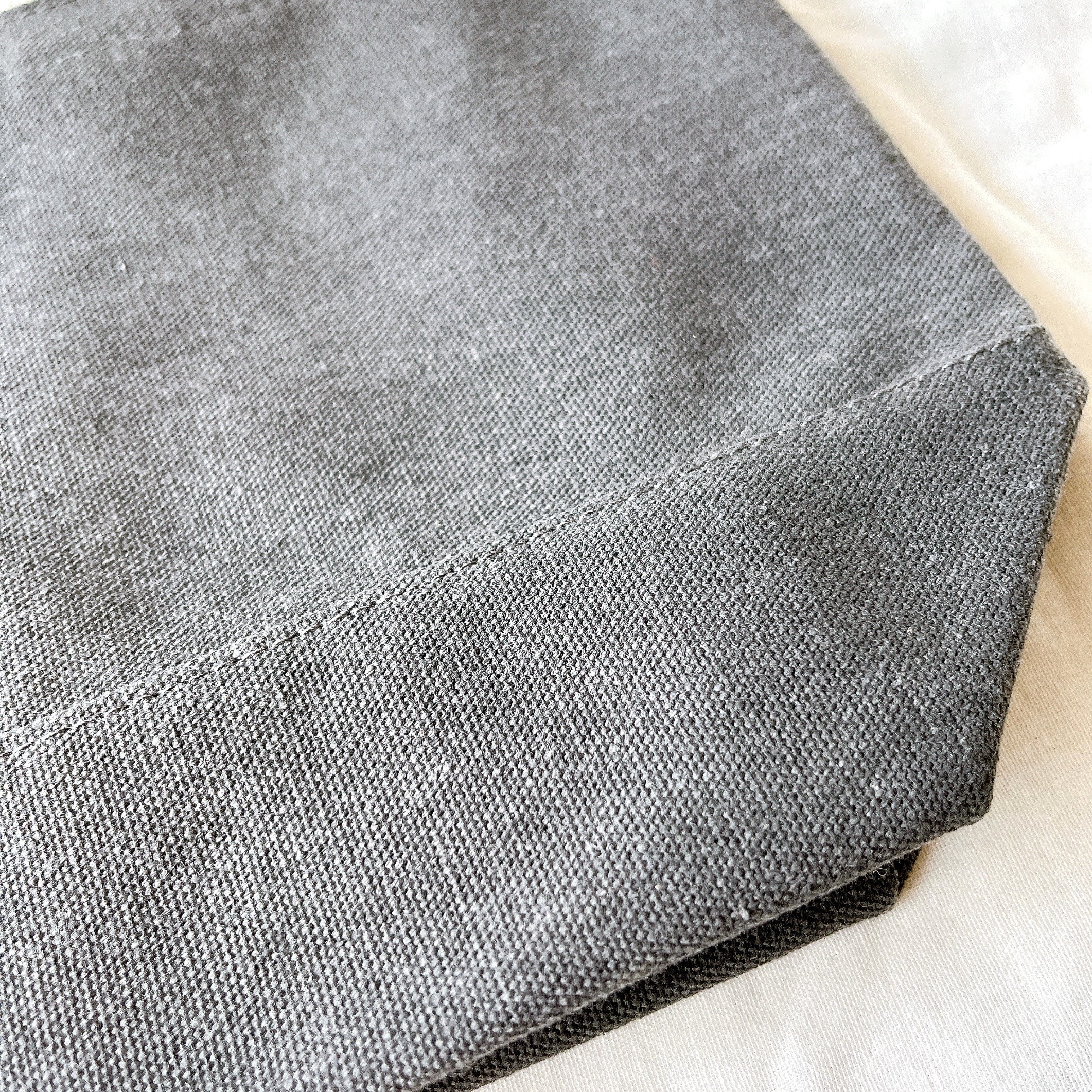 灰色の布地のクローズアップ画像。織り目がはっきりと見える。