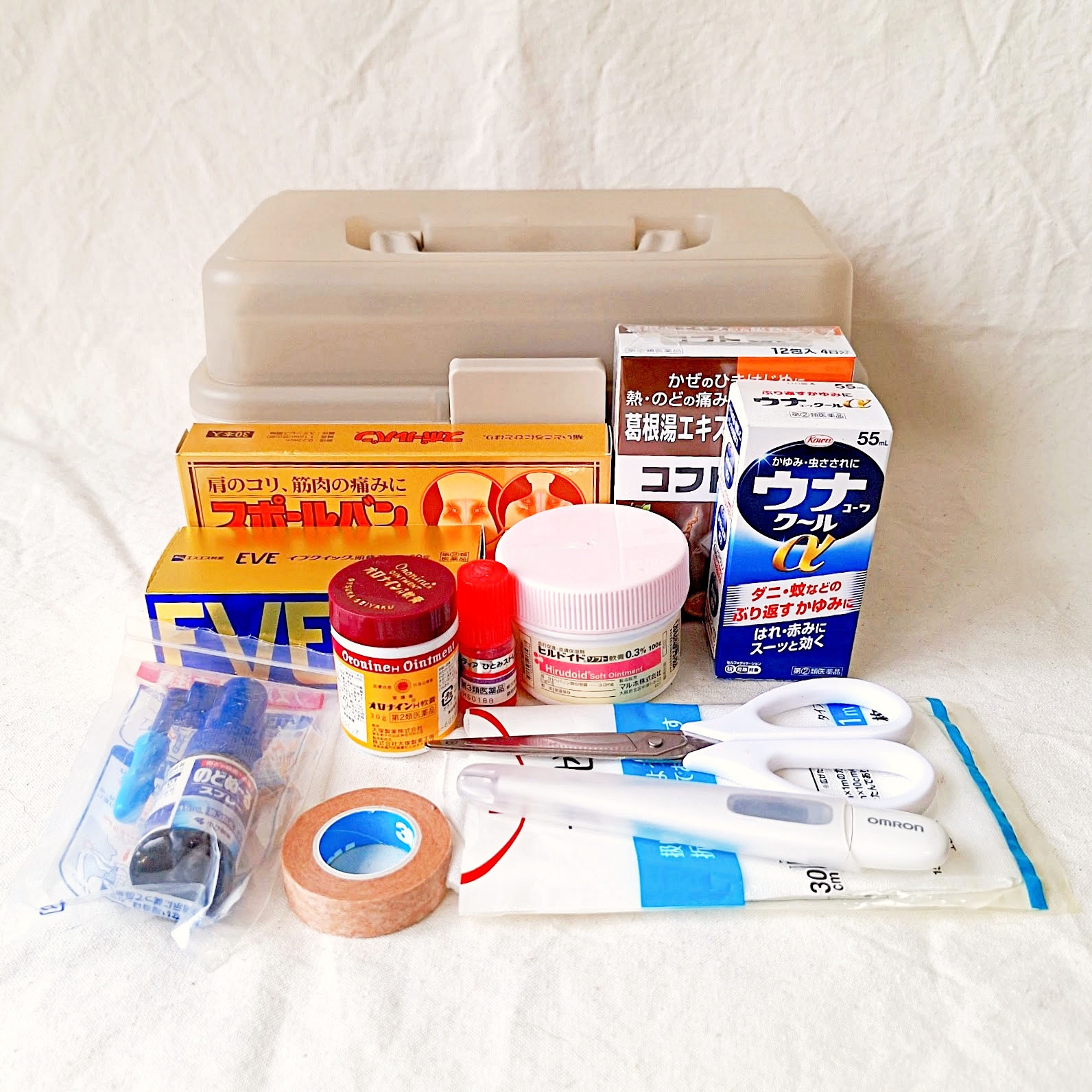 医療用具と薬のセット。包帯、はさみ、薬箱が含まれています。緊急時の備えに最適です。