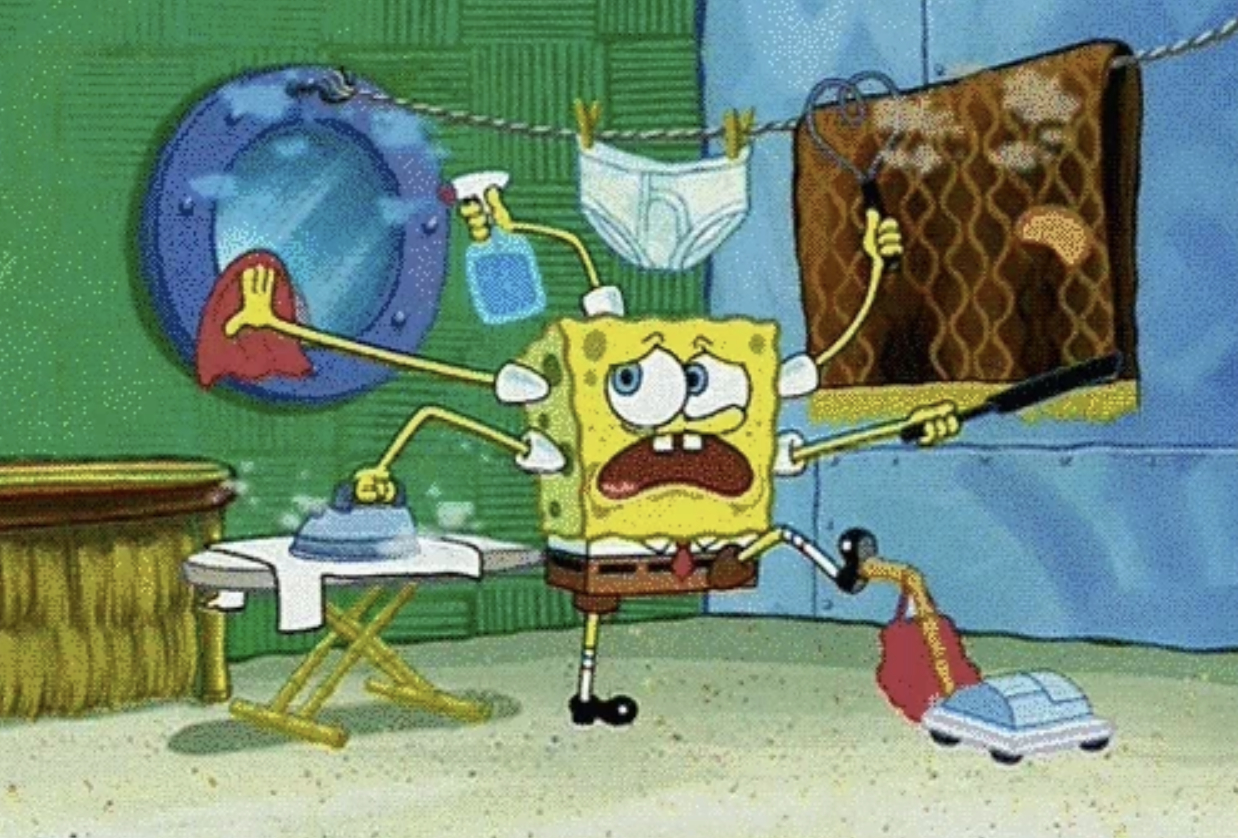 SpongeBob SquarePants febrilsk sjonglerer flere rengjøringsoppgaver, holder et strykejern, vakuum, sprayflaske, fille og henger