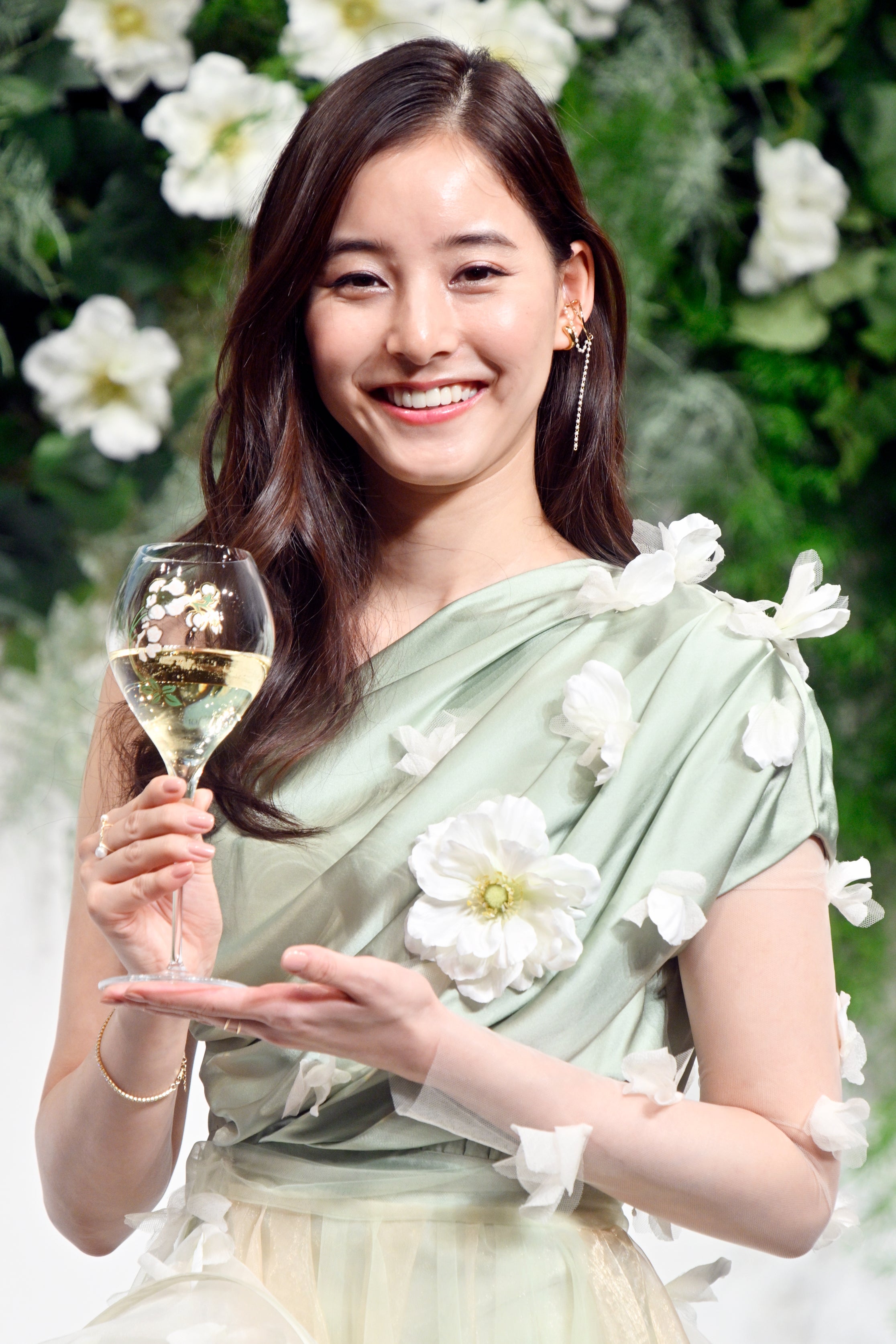 魔法使えそう」新木優子のブラックコーデに絶賛の声「はあかっこいい 