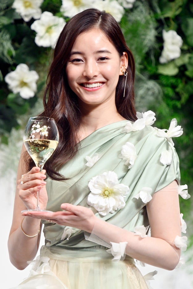 魔法使えそう」新木優子のブラックコーデに絶賛の声「はあかっこいい  