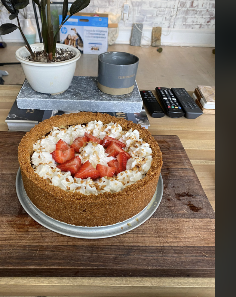 Kake på bordet med jordbær og krempålegg, vist frem i et Reddit -stolpe på en bake -subreddit, med brukerkommentarer synlig på siden