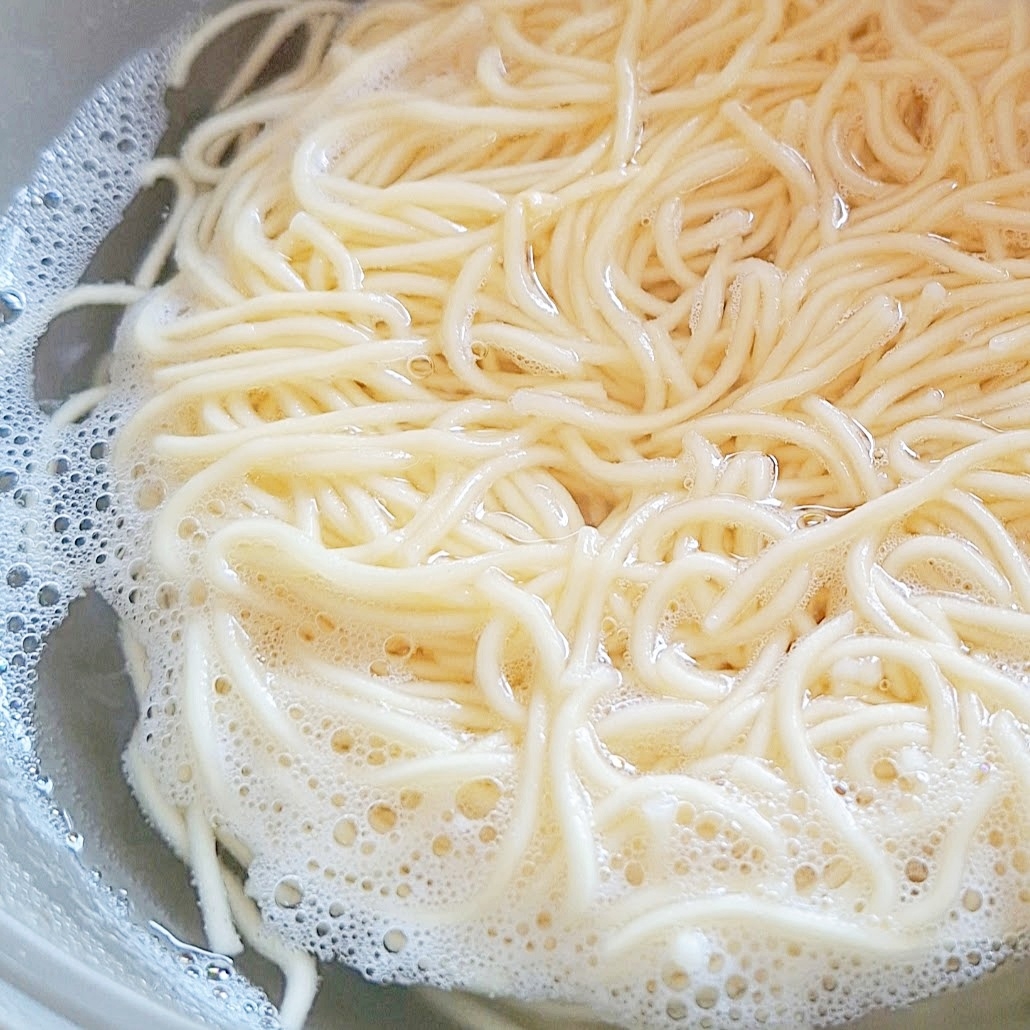 スリーコインズ「≪電子レンジで作る！≫ザル付きビストロヌードル／KITINTO」