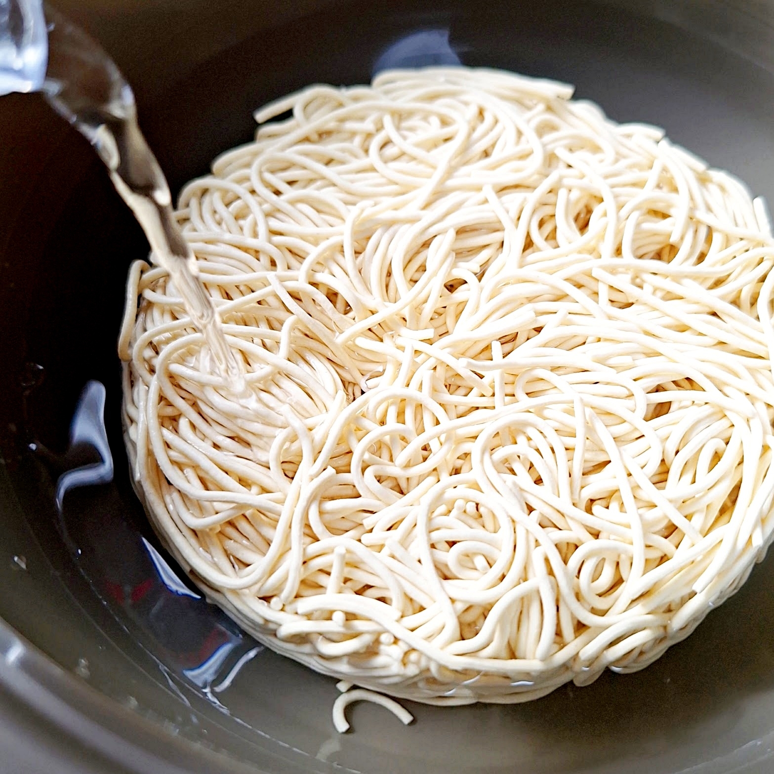 スリーコインズ「≪電子レンジで作る！≫ザル付きビストロヌードル／KITINTO」