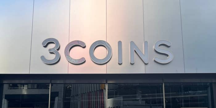 「3COINS」と書かれた店舗の外観。