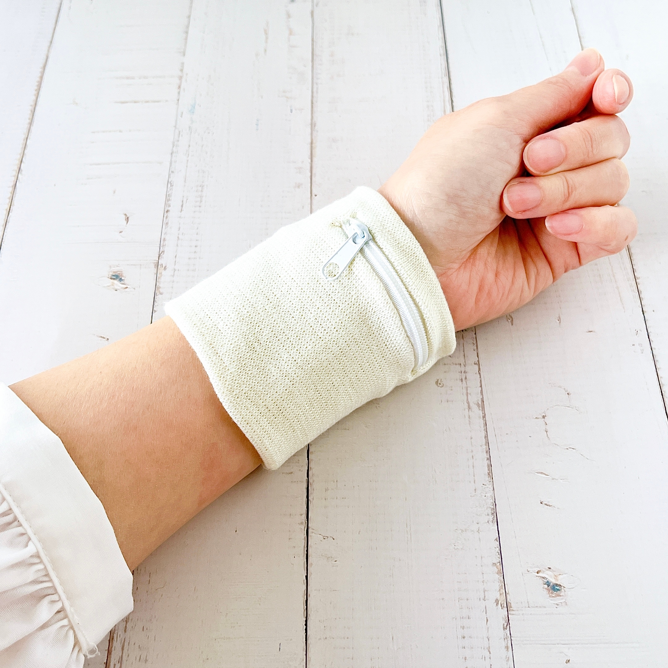 Seria（セリア）の「リストバンドポーチ」