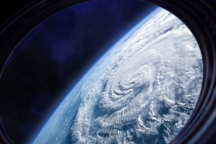 宇宙から見た地球の大型ハリケーン。雲が渦を巻く様子がはっきりと見える。