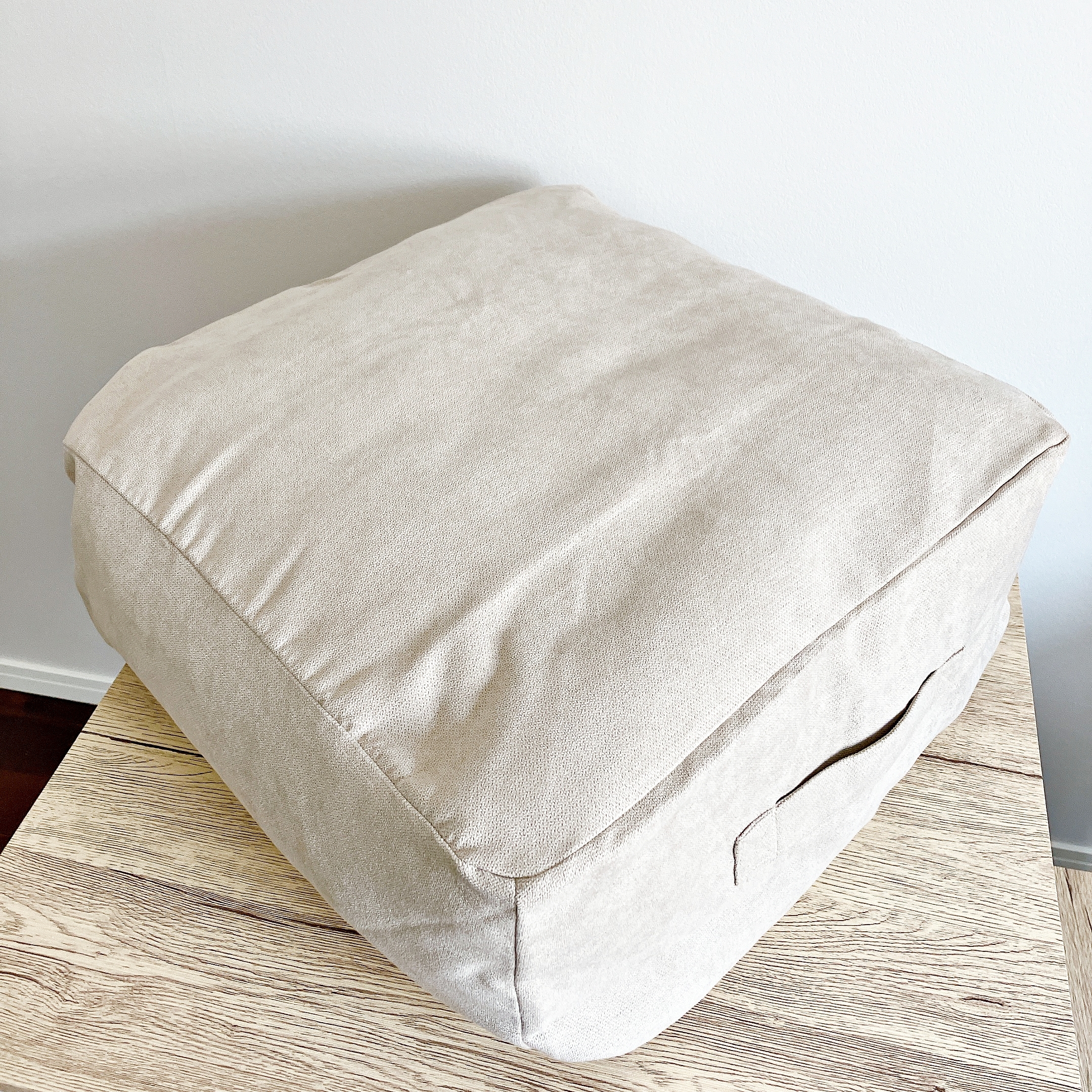 ニトリの「【デコホーム商品】布団収納クッションカバー シェニーIV（アイボリー）」