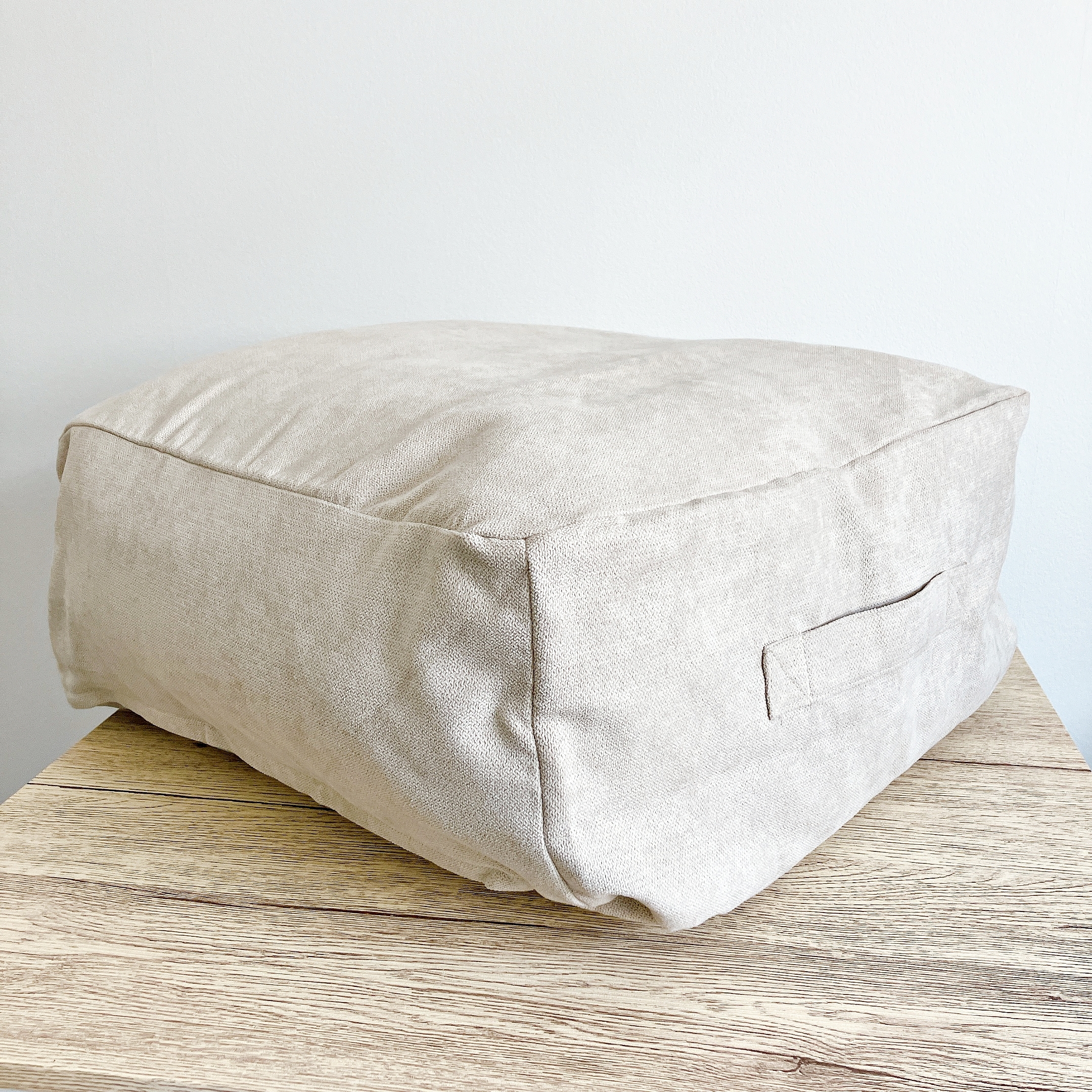 ニトリの「【デコホーム商品】布団収納クッションカバー シェニーIV（アイボリー）」